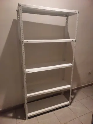 ESTANTERIA METÁLICA DE COLOR BLANCO.
