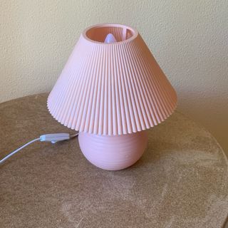 Lámpara de mesa rosa