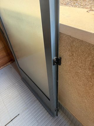 Puerta de aluminio con marco