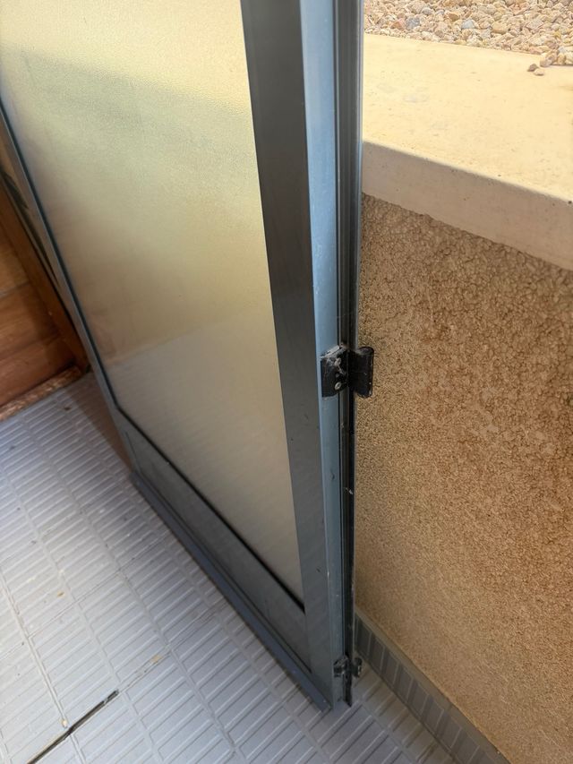 Puerta de aluminio con marco