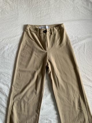 Pantalón Bershka beige de pinzas, de mujer