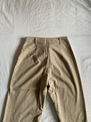 Pantalón Bershka beige de pinzas, de mujer