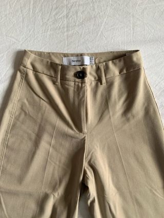 Pantalón Bershka beige de pinzas, de mujer