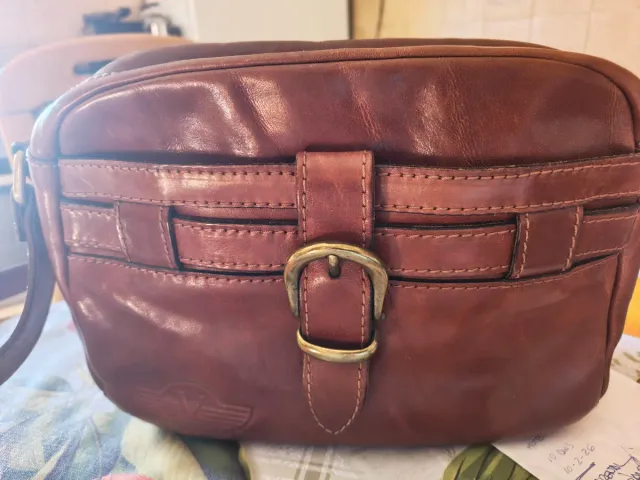 Bolso de piel marrón con hebilla