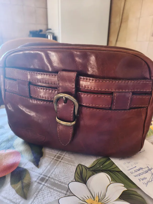 Bolso de piel marrón con hebilla