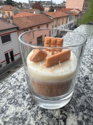 Candela cioccolata, panna e scaglie di cioccolato