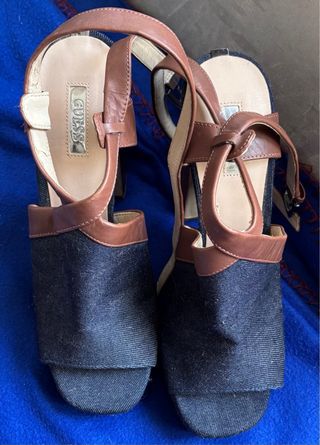 Guess Scarpe con tacco blu e marroni