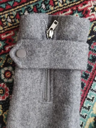 Chaqueta gris con cuello de pelo negro desmontable