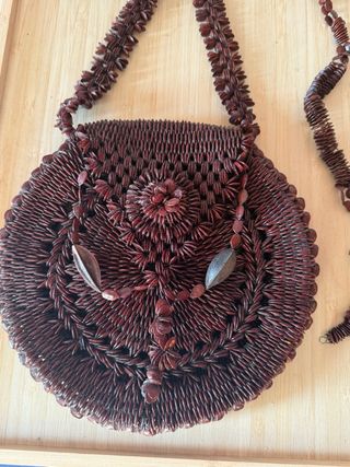 Bolso y pulsera artesanal de semillas