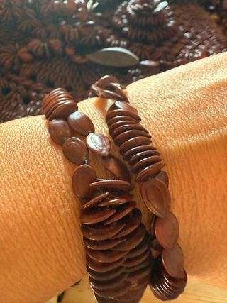 Bolso y pulsera artesanal de semillas