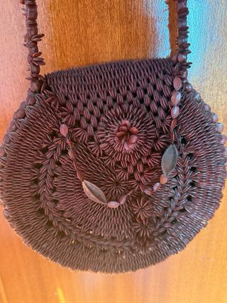 Bolso y pulsera artesanal de semillas
