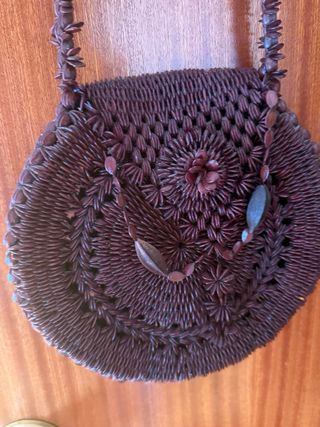 Bolso y pulsera artesanal de semillas