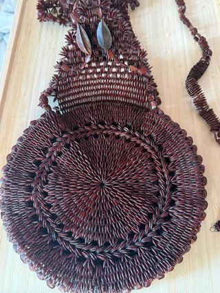 Bolso y pulsera artesanal de semillas