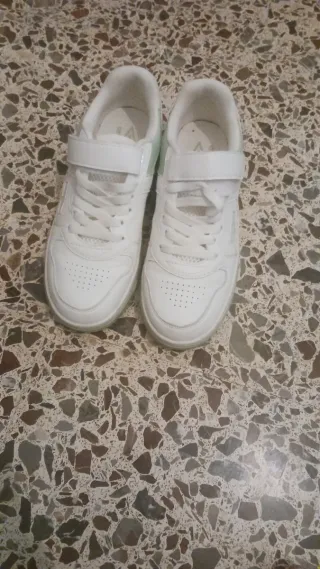 Zapatillas blancas deportivas