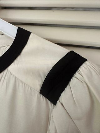 Blusa Mango beige  con detalles negros