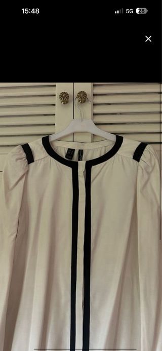 Blusa Mango beige  con detalles negros