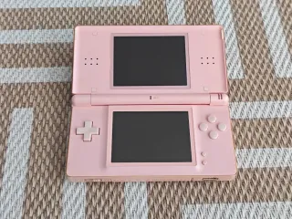 Nintendo DS Lite Rosa + Cargador + Juego