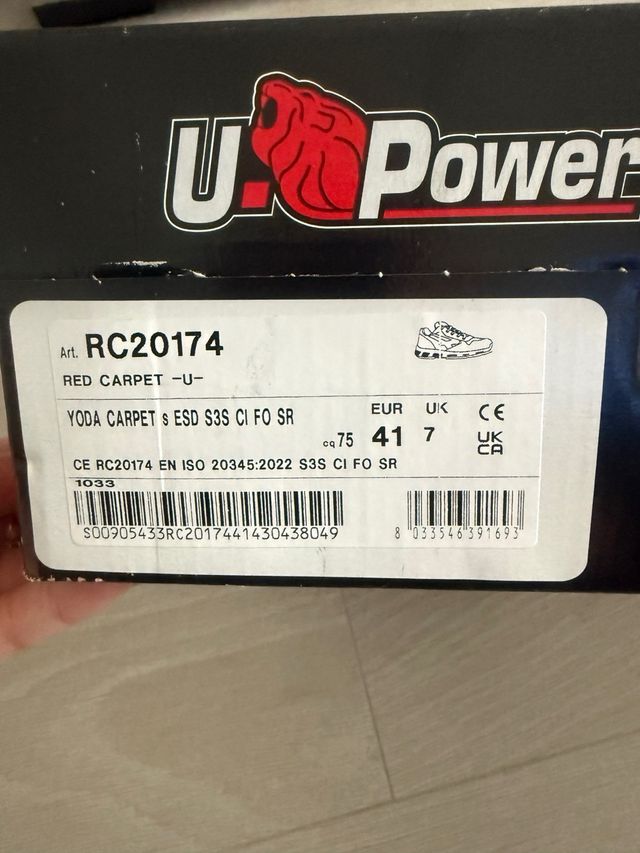 Botas de seguridad grises y verdes