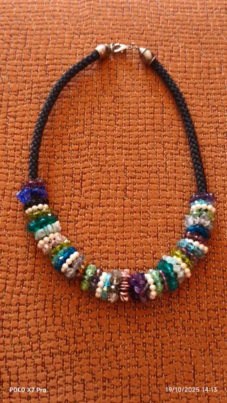 Collar de cuentas multicolor