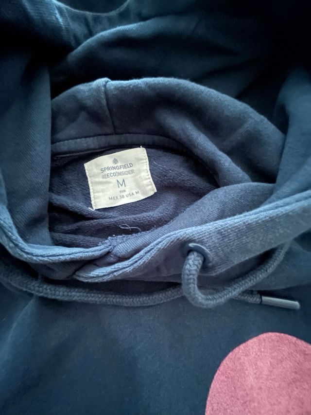 Sweater azul marinho com capuz e bolsos canguru.