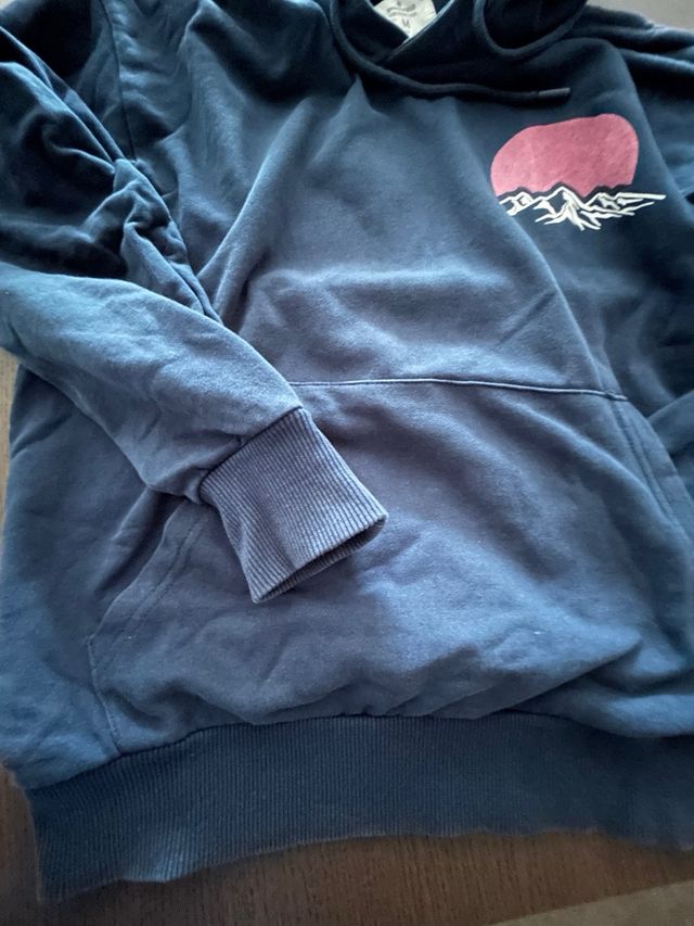 Sweater azul marinho com capuz e bolsos canguru.