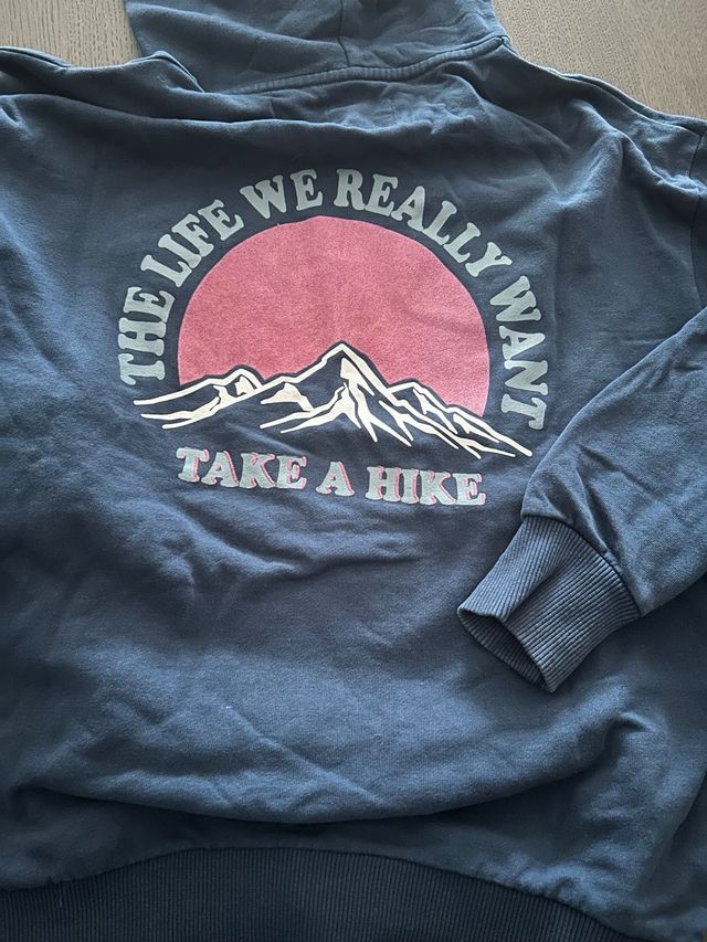 Sweater azul marinho com capuz e bolsos canguru.