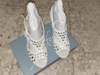 Sandalias Pitillos Blancas . De piel. Talla 38