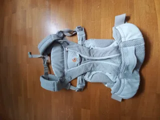 Mochila Ergobaby Omni Breeze + protector