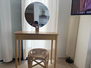 Tocador con espejo y taburete de madera semi nuevo