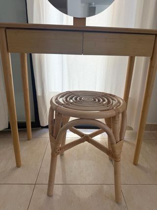 Tocador con espejo y taburete de madera semi nuevo