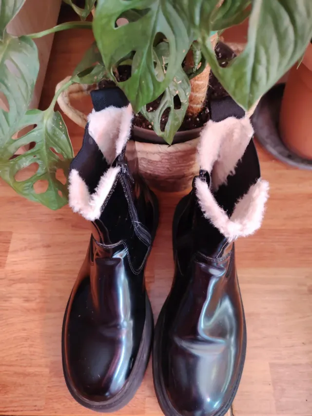 Botas charol y borrego Zara negras