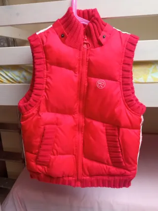 Chaleco acolchado rojo con cuello alto