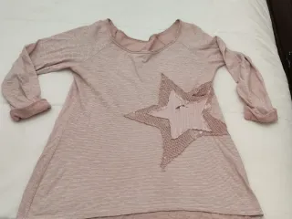 Camiseta rosa con estrellas