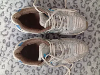 Zapatillas Kelme plateadas y azules