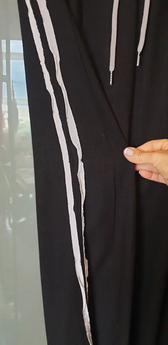 Pantalón deportivo negro con rayas blancas