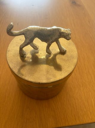 Caja decorativa dorada con figura de tigre 