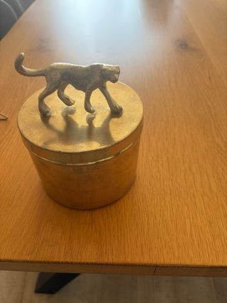 Caja decorativa dorada con figura de tigre 