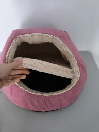 Cama para gato rosa y beige