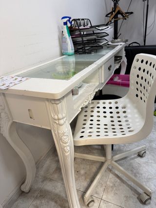 Mesa de manicura blanca con cristal