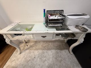 Mesa de manicura blanca con cristal