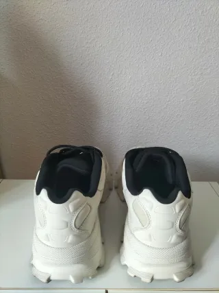 Zapatillas Zara beige y negras