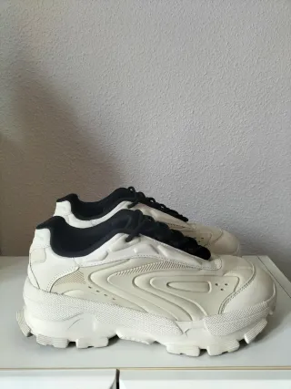 Zapatillas Zara beige y negras