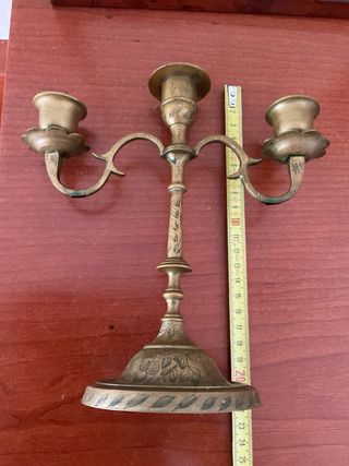 Candelabro antiguo de metal dorado