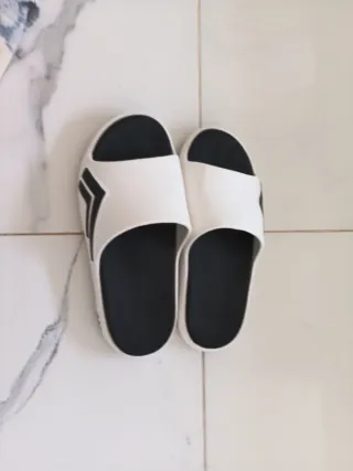 Chanclas blancas y negras