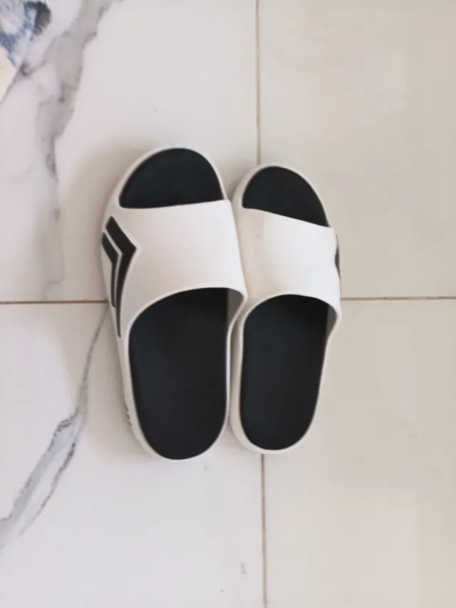 Chanclas blancas y negras