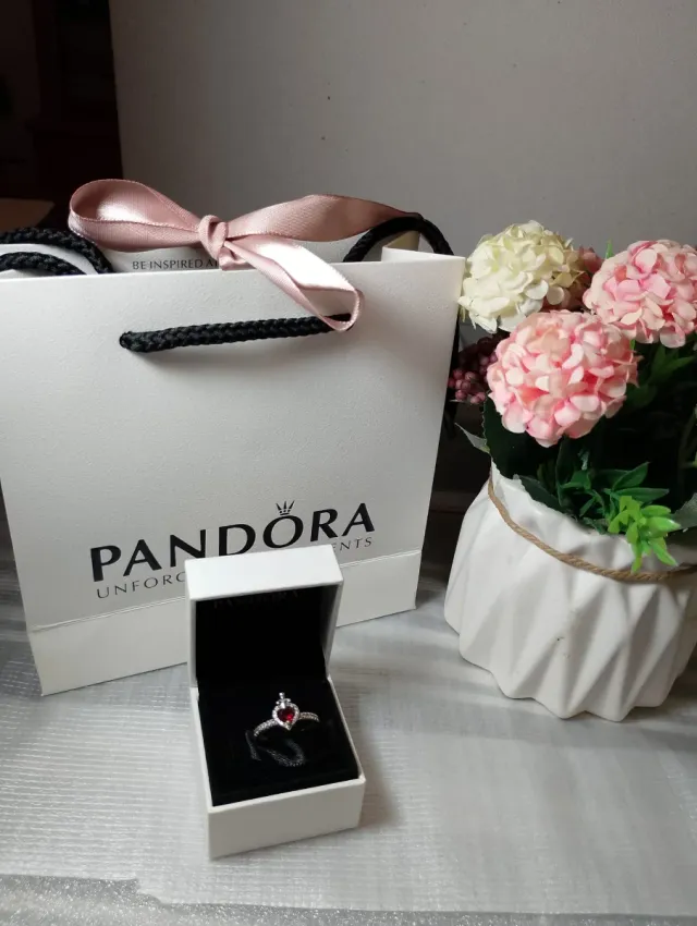 Anillo Pandora con diseño de corazón y detalles