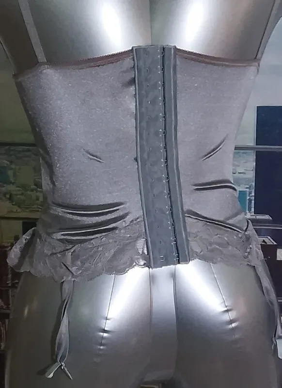 Corpetto grigio con lacci e reggicalze