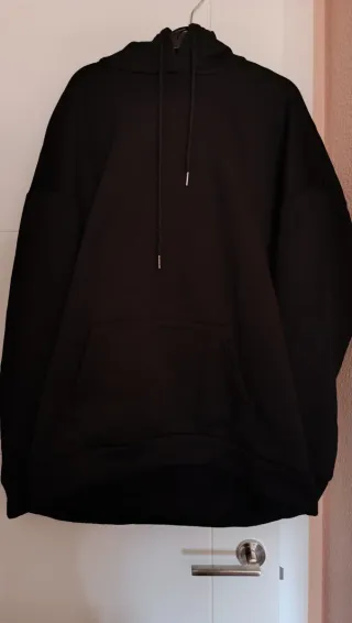 Sudadera negra con capucha y estampado