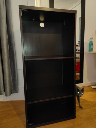 Armadio portaoggetti aperto