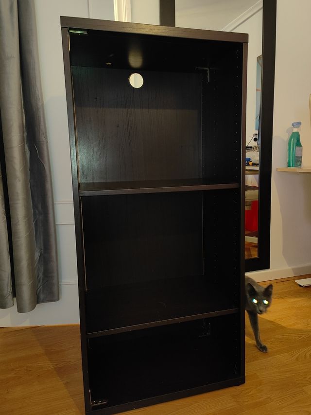 Armadio portaoggetti aperto